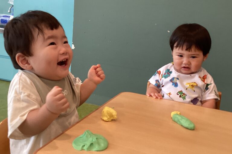 久しぶりの小麦粉粘土遊び♫（うみチーム・0歳児）