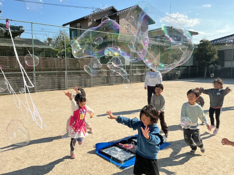 工業高校のお兄さんとしゃぼん玉（5歳児）