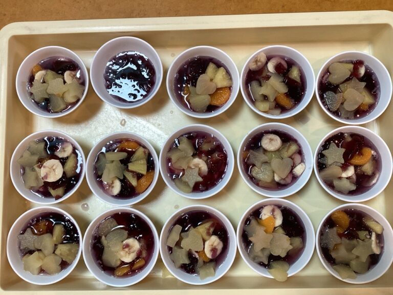 フルーツポンチ　クッキング👩‍🍳　（１歳児）